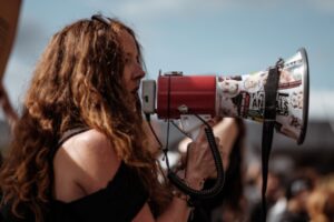 Mujer hablando por un megáfono utilizando un tono de voz